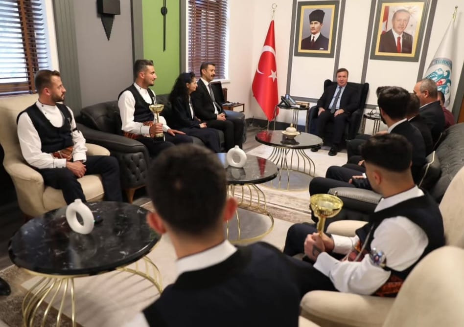 Erzincan Valisi Aydoğdu'dan halk oyunları ekibine tebrik
