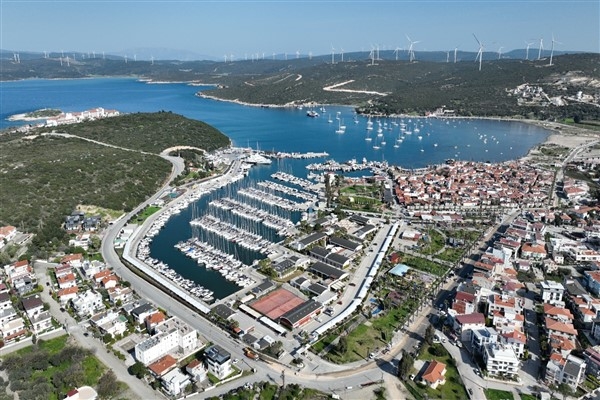 Seferihisar koylarından 1 kamyon dolusu atık toplandı