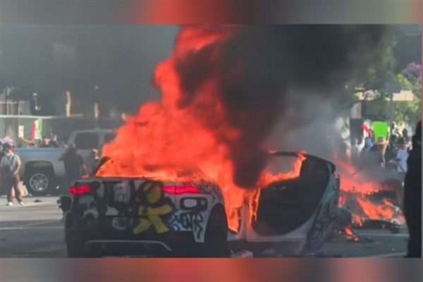 Los Angeles'ta göçmen baskınlarına karşı protestolar şiddetlenerek sürüyor