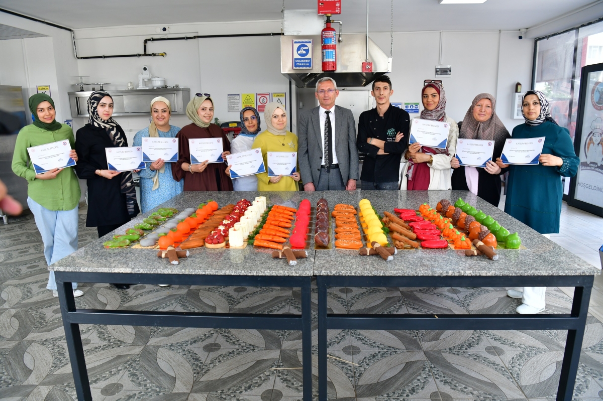 Kırşehir Valiliğinden Şef Ömer Ulus ile Fransız pastacılığı eğitimi