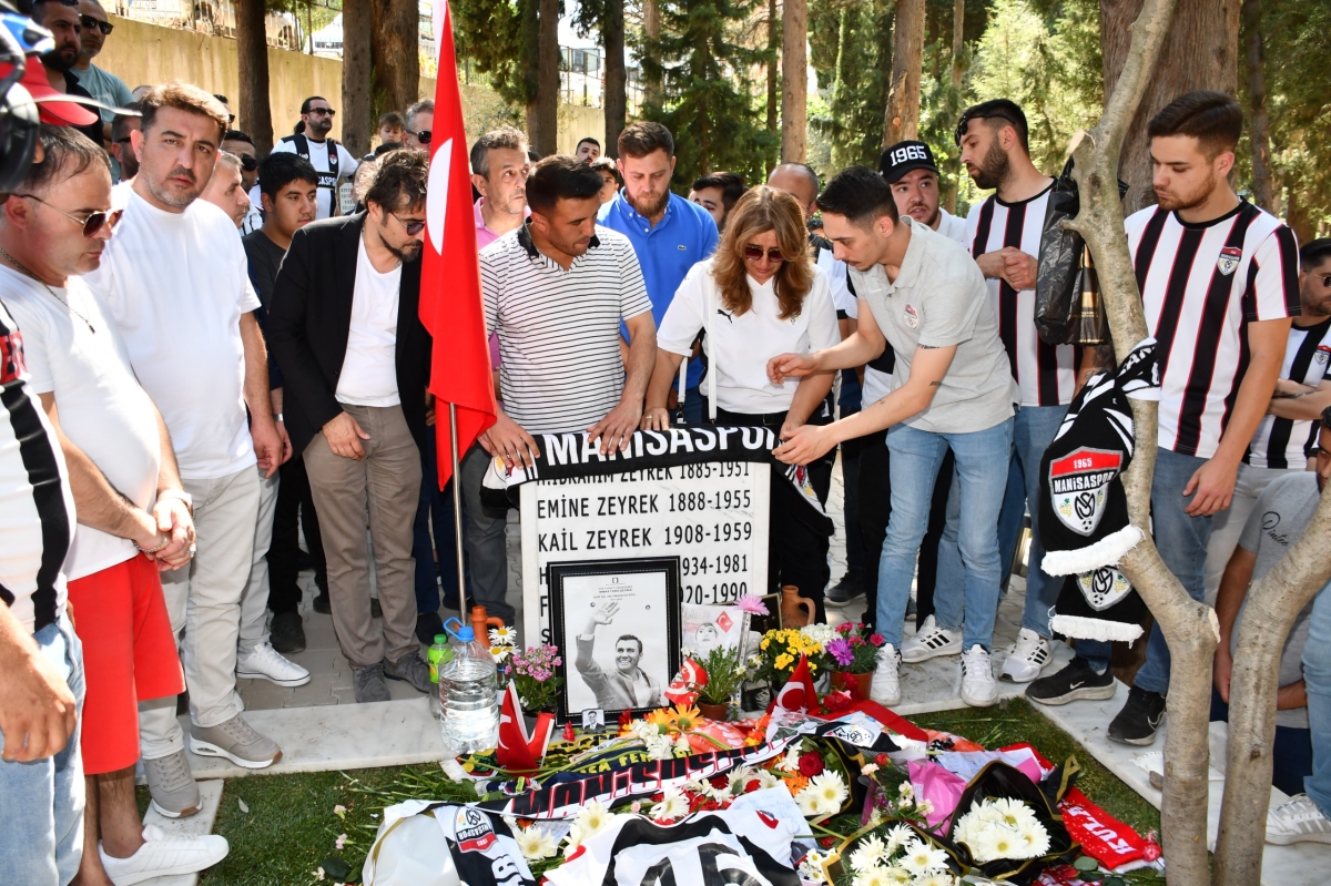 Vatandaşlar, Başkan Zeyrek'in kabrini Babalar Günü'nde ziyaret etti