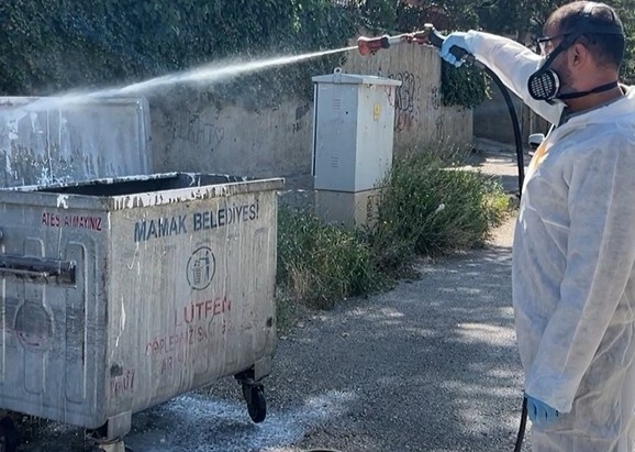 Mamak'ta çöp konteynerleri tek tek ilaçlanıyor