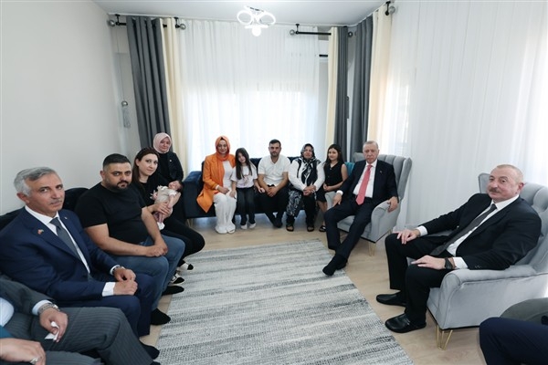 Cumhurbaşkanı Erdoğan ile Aliyev’den depremzede aileye ziyaret