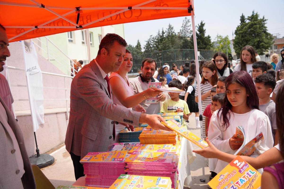 Başkan Sarıkurt'tan öğrencilere karne hediyesi