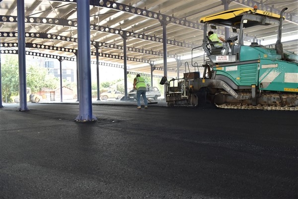 Kepez Belediyesi'nden pazar alanında asfalt çalışması