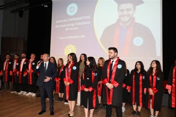 Kafkas Üniversitesi'nde mezuniyet coşkusu