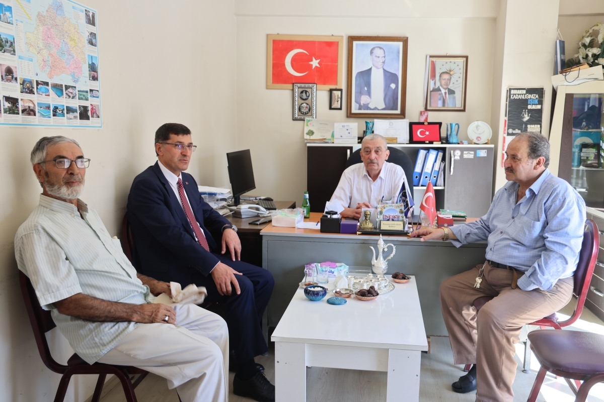 Başkan Kahveci'den hacdan dönen muhtarlara ziyaret