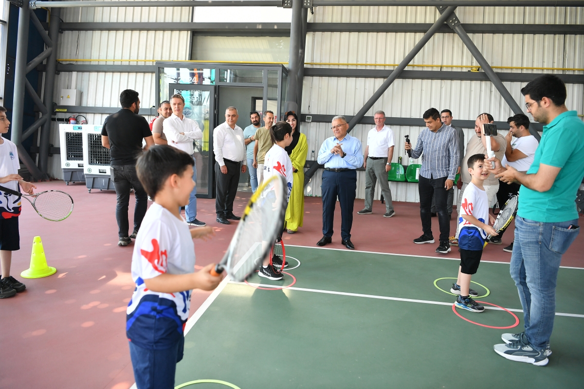 Başkan Büyükkılıç'tan spor salonu ve tenis kortunda sporcularla buluşma