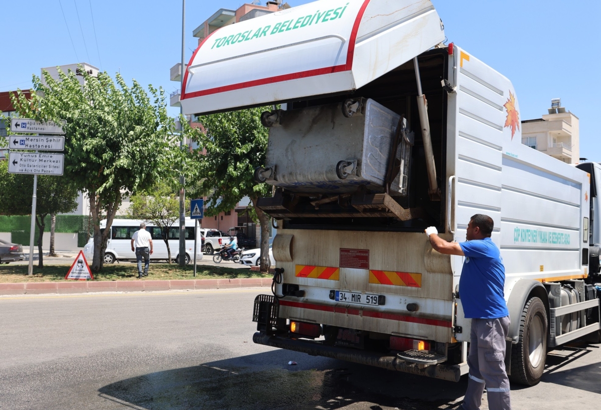 Toroslar'da çöp konteynerleri yerinde yıkanarak dezenfekte ediliyor