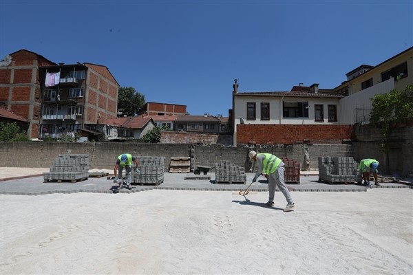 İnegöl Belediyesi, Hamidiye Mahallesi'nde 21 araçlık ücretsiz otopark çalışmasını başlattı