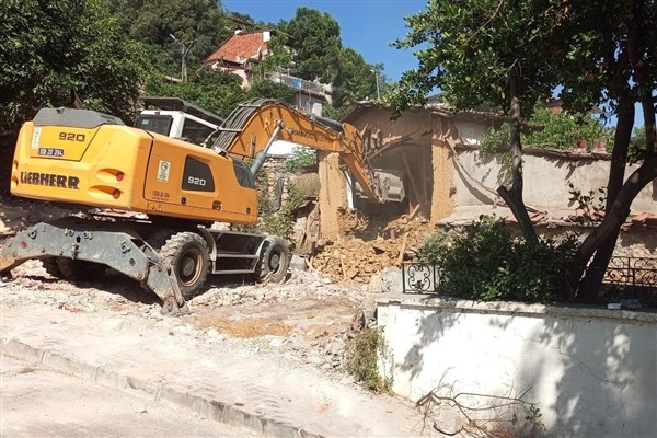 Osmangazi'de 3 metruk bina yıkıldı