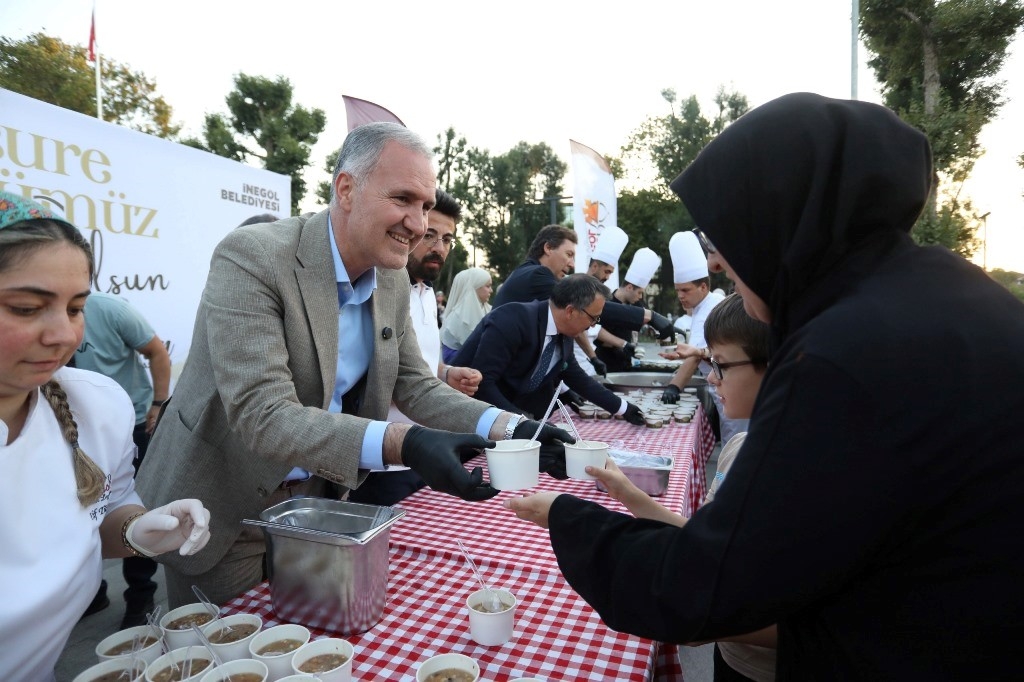 İnegöl Belediyesi'nden aşure ikramı