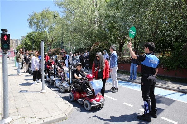 Çocuk Trafik Eğitim Parkı'nda çocuklara trafik ve ilk yardım eğitimi veriliyor