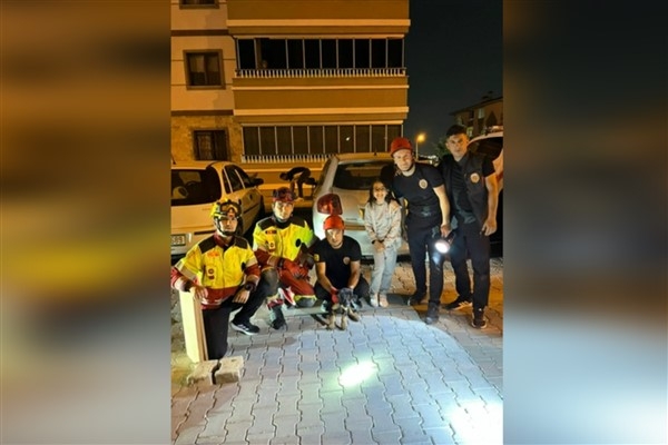 Konya Büyükşehir Belediyesi itfaiye ekipleri, kanalizasyon hattında kalan köpeği kurtardı