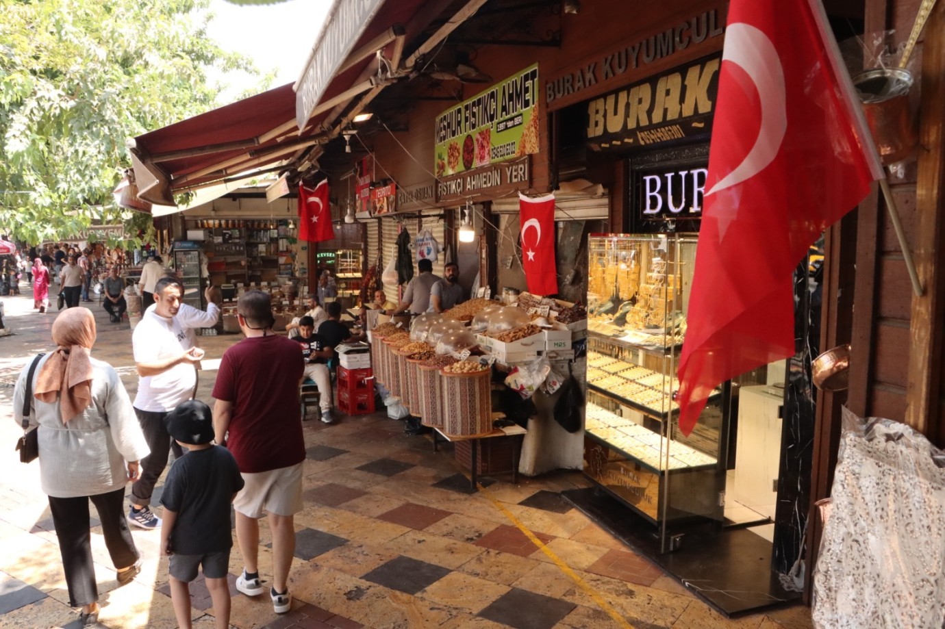 ŞANLIURFA, BÜYÜKŞEHİR BELEDİYESİNİN DAĞITTIĞI BAYRAKLARLA KIRMIZI BEYAZA BÜRÜNDÜ
