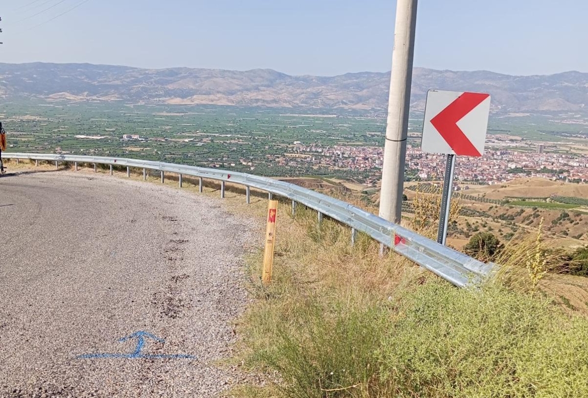 Manisa Büyükşehir Belediyesi'nden yol güvenliği için otokorkuluk çalışması