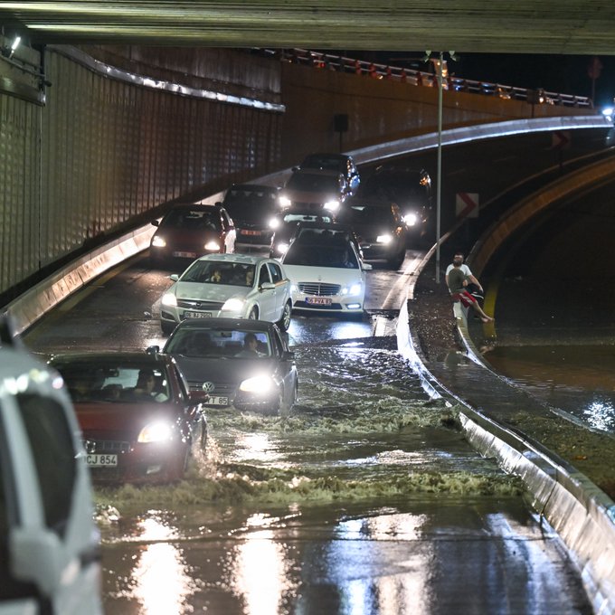 Ankara'da Yoğun Yağış Sonrası Alt Geçitleri Su Bastı