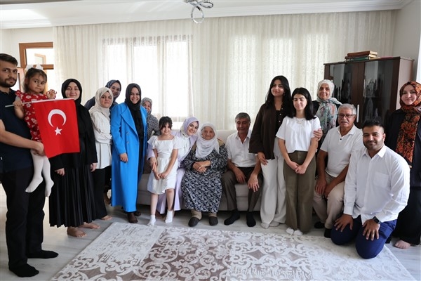 Bakan Göktaş’tan Raife Babaanne'ye sürpriz ziyaret