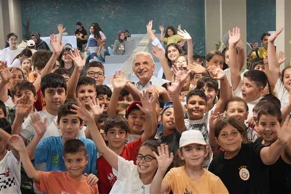 Başkan Yıldırım, kitap okuma etkinliğinde öğrencilerle bir araya geldi