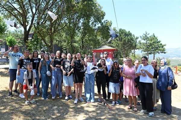 Bosna Hersekli öğrenciler, Osmangazi'de hayvan barınağını ziyaret etti
