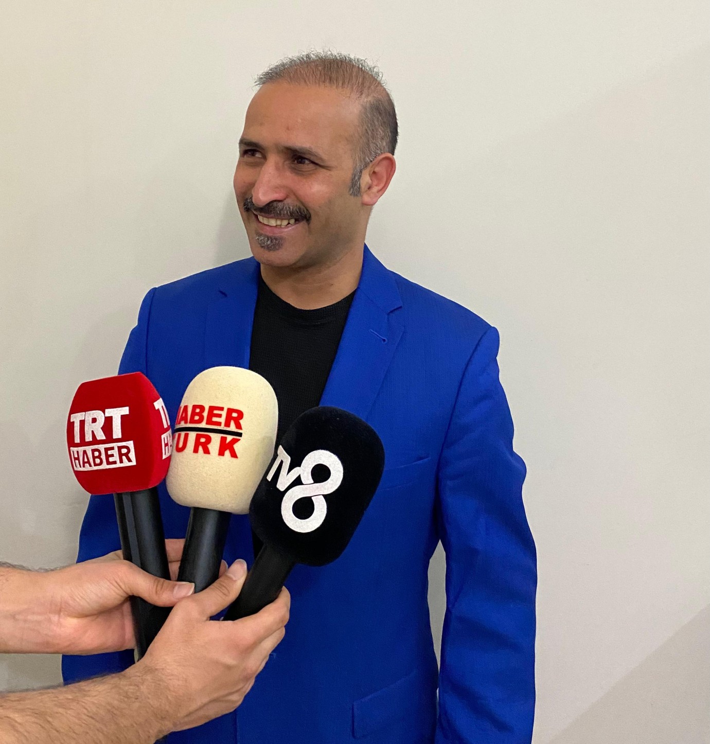  Uygur, Türk sinemasının yükselen yeteneklerinden biri olarak dikkat çekmektedir. 