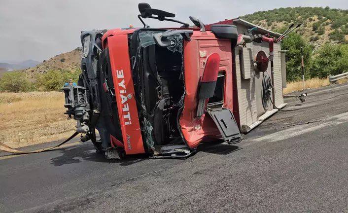 Yangına Müdahaleye Giden İtfaiye Aracı Devrildi: 1 İtfaiye Eri Hayatını Kaybetti