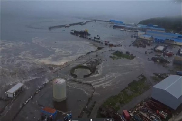 Güçlü deprem Japonya'dan ABD'ye Pasifik'te tsunami uyarılarılarına yol açtı
