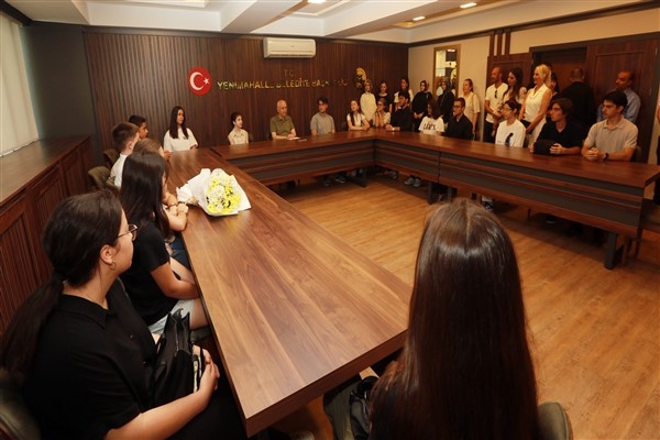 Sınavlarda başarılı olan gençler, Başkan Yaşar'ı ziyaret etti