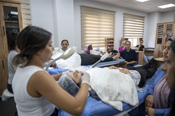 Mersin Büyükşehir Belediyesi’nden “Cilt Bakımı Kursu”