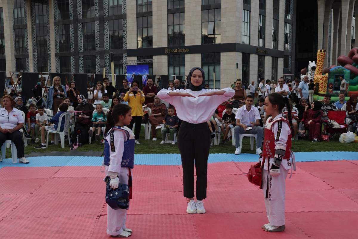 Açık Hava Minikler Taekwondo Turnuvası, Kütahya'da düzenlendi