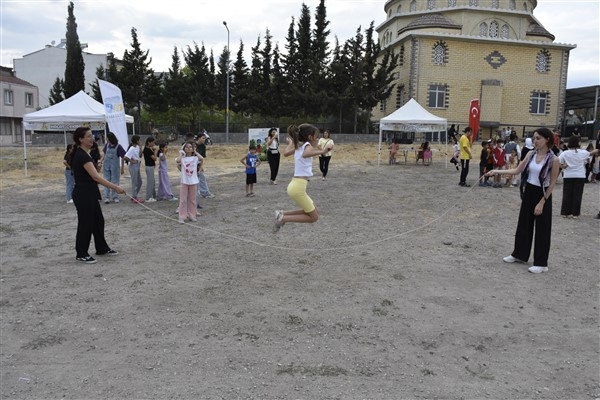 Karacabey Belediyesi'nin düzenlediği &Prime;Sokak Oyunları&Prime; etkinliği devam ediyor