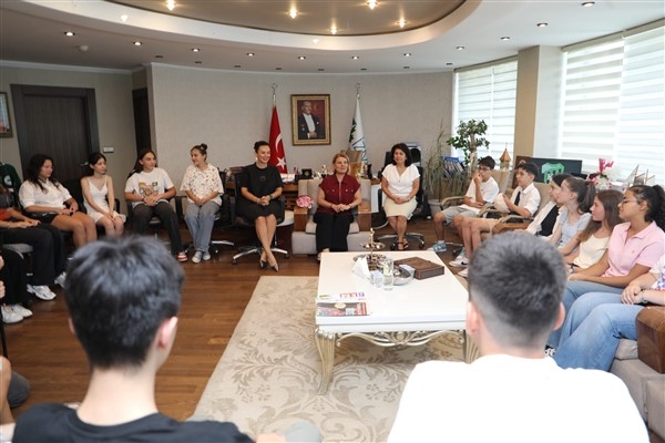 LGS'de başarı elde eden öğrenciler, Başkan Hürriyet'i ziyaret etti