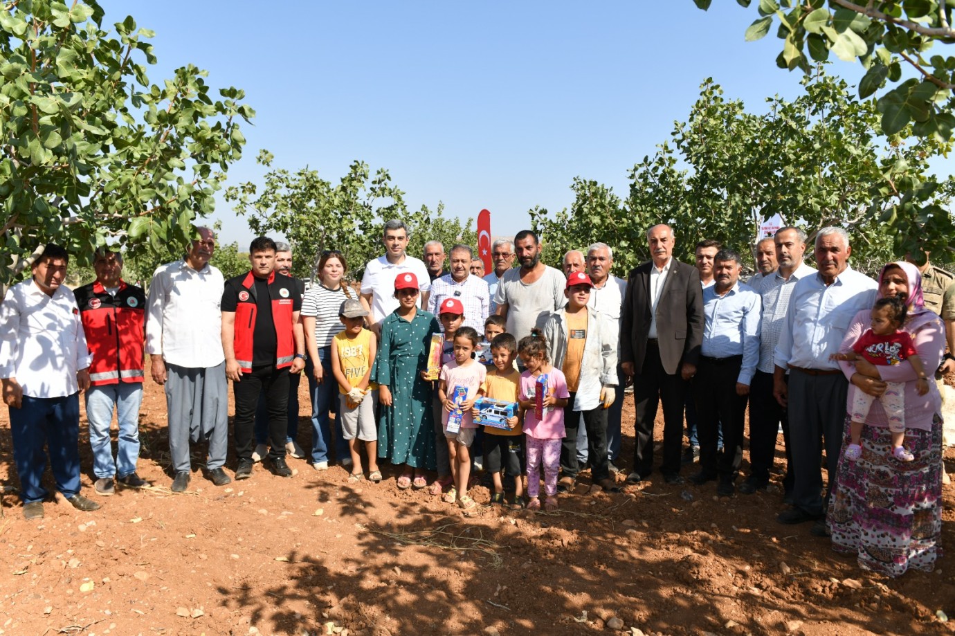 VALİ ŞILDAK, BOZ FISTIK HASADINA KATILDI