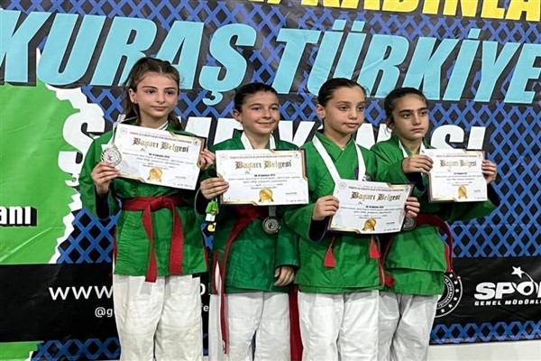 Minikler Kuraş Türkiye Şampiyonası'nda Hakkarili sporcular başarı elde etti