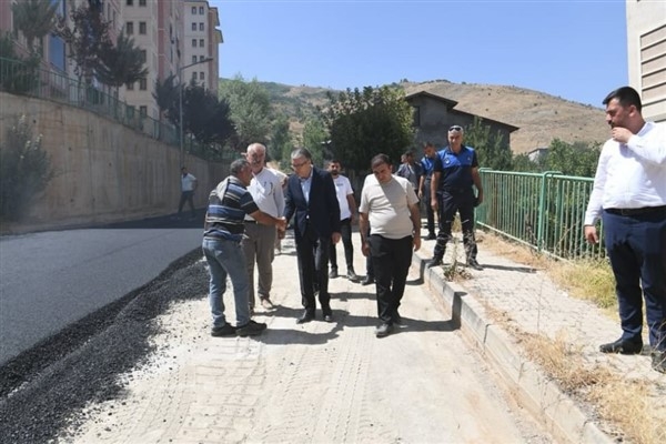 Muş Belediyesi Eşbaşkanı Söylemez, TOKİ konutlarındaki asfalt çalışmalarını inceledi