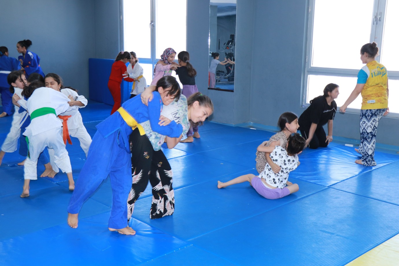 SPORUN KALBİ HALİLİYE’DE ATIYOR: MİNİK JUDOCULAR GELECEĞE HAZIRLANIYOR