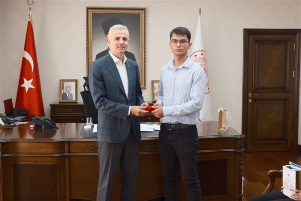 Vali Çiçekli, sınavlarda dereceye giren öğrencileri ağırladı