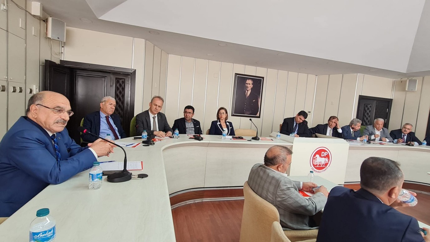 BU ÜLKE DEMOKRAT KADROLAR SAYESİNDE AYAKTA DURUYOR.
