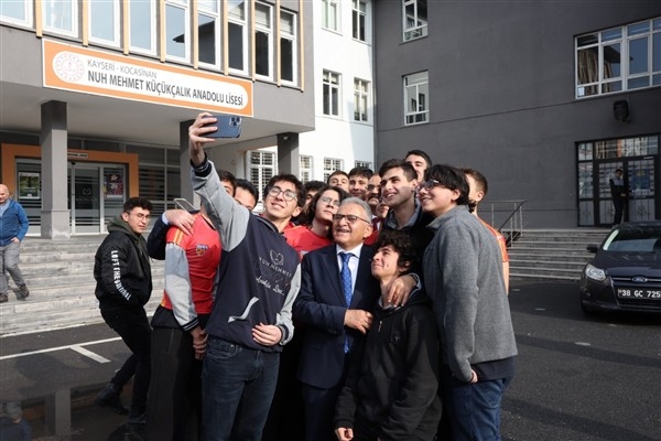 Kayseri Büyükşehir Belediyesi’nden öğrencilere ulaşım kartı desteği