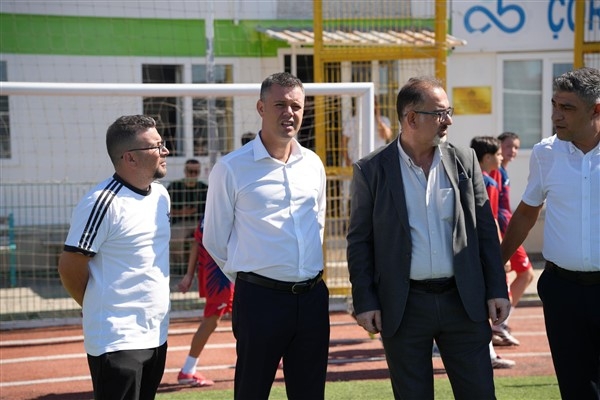 Başkan Sarıkurt, Çorlu Belediyesi Şehir Stadyumu'nda genç sporcuların antrenmanını izledi