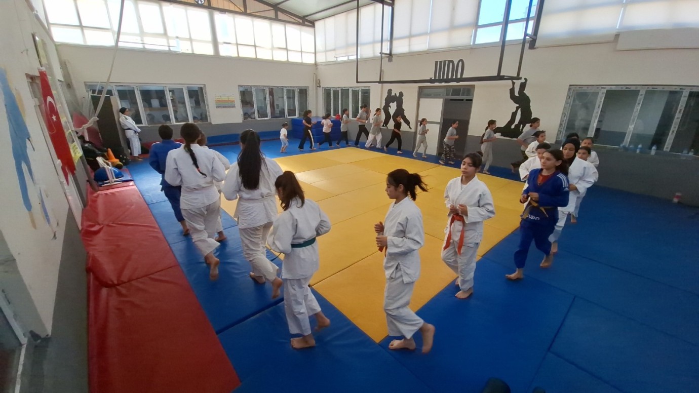 YAZ KURSLARINDA JUDO SPORUNA YOĞUN İLGİ 