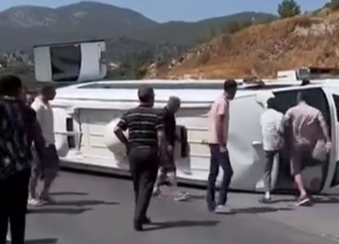  Dehşet Dolu Anlar: Minibüs Devrildi, Yolcular Araçta Sıkıştı