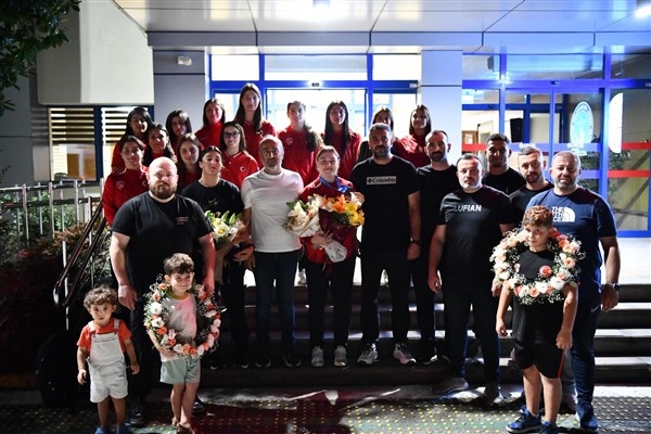 Milli sporcu Akkuş, Trabzon’da çiçeklerle karşılandı