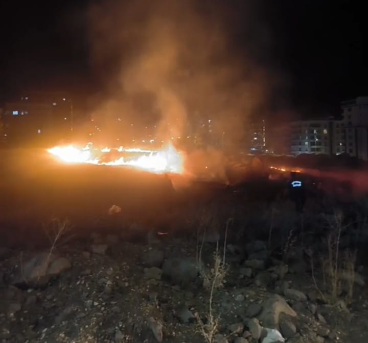 Şanlıurfa’da Boş Arazide Yangın: Mahalleli Film İzler Gibi İzledi
