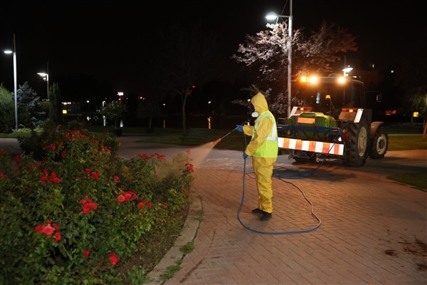 Eskişehir’de yeşil alanlar için gece  ilaçlamaları devam ediyor