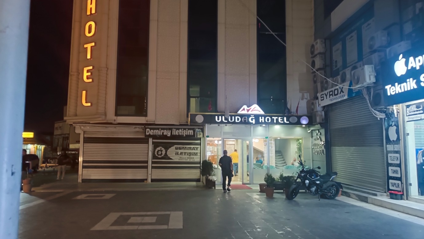 Şanlıurfa’da Otel Kurşunlandı: Polis Saldırganların Peşinde