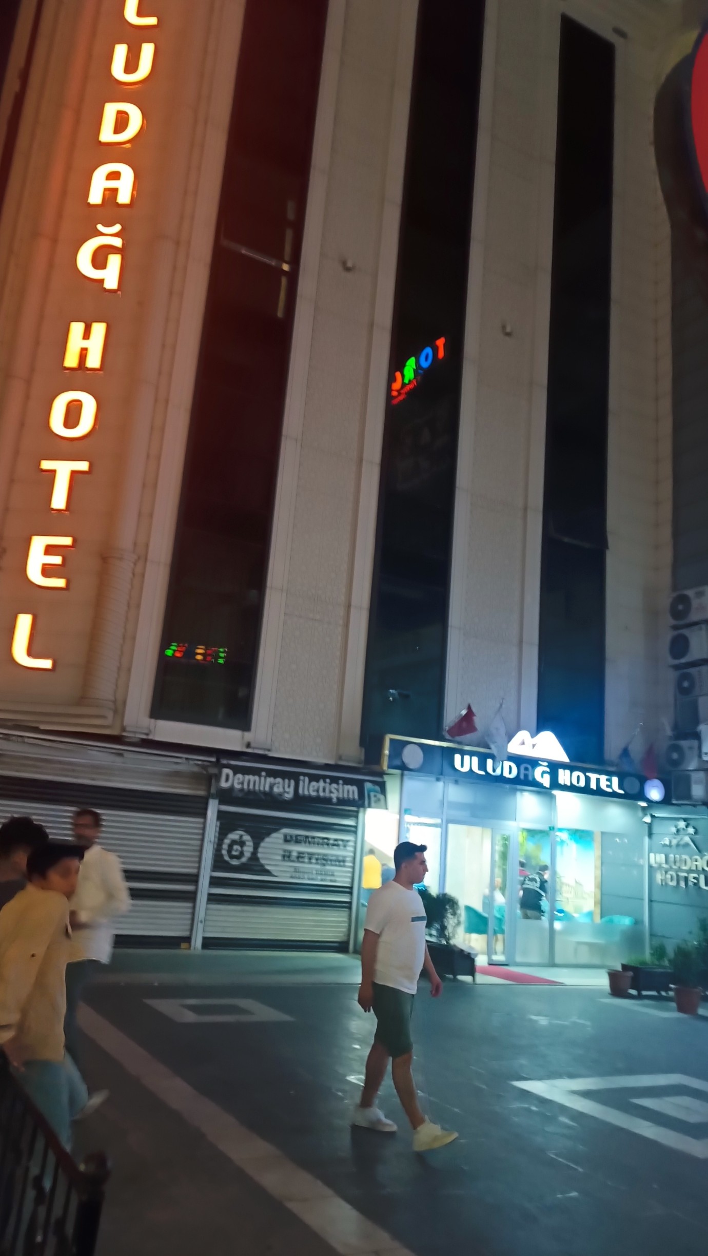 Eyyübiye’de Silahlı Saldırı Gerginliği: Otel Çevresinde Arbede, Gazetecilere Müdahale