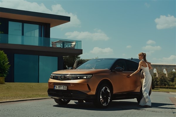 Çağla Şikel ve Çağlar Ertuğrul, yeni Opel Grandland'ı tanıttı