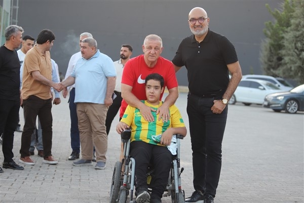 Çiftçi, bir aylık engelli maaşını Şanlıurfaspor'a bağışladı
