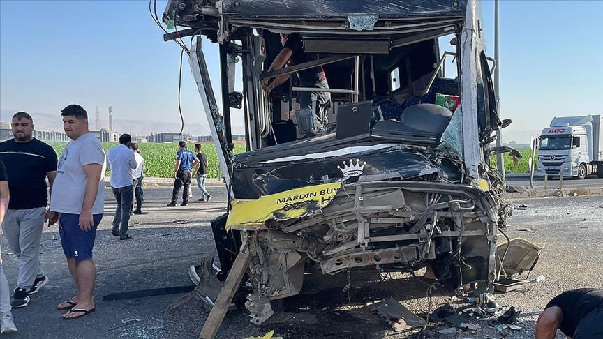 Mardin’de Feci Kaza: Halk Otobüsü ile Tır Çarpıştı 1 ölü 9 yaralı 